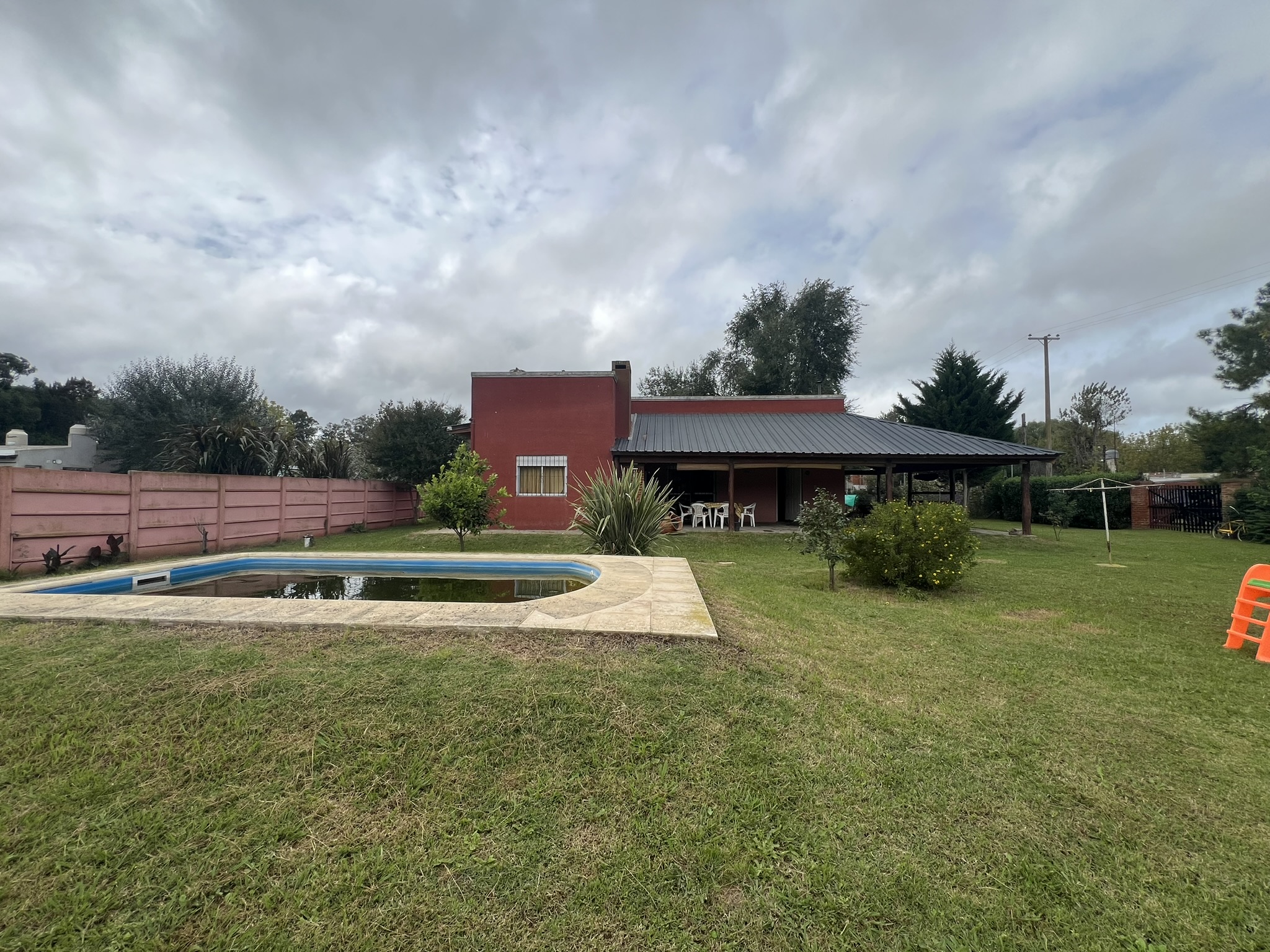 "Tranquilidad y Comodidad en Barrio Parque: Espacio Verde con Casa Amplia, Galería y Piscina"