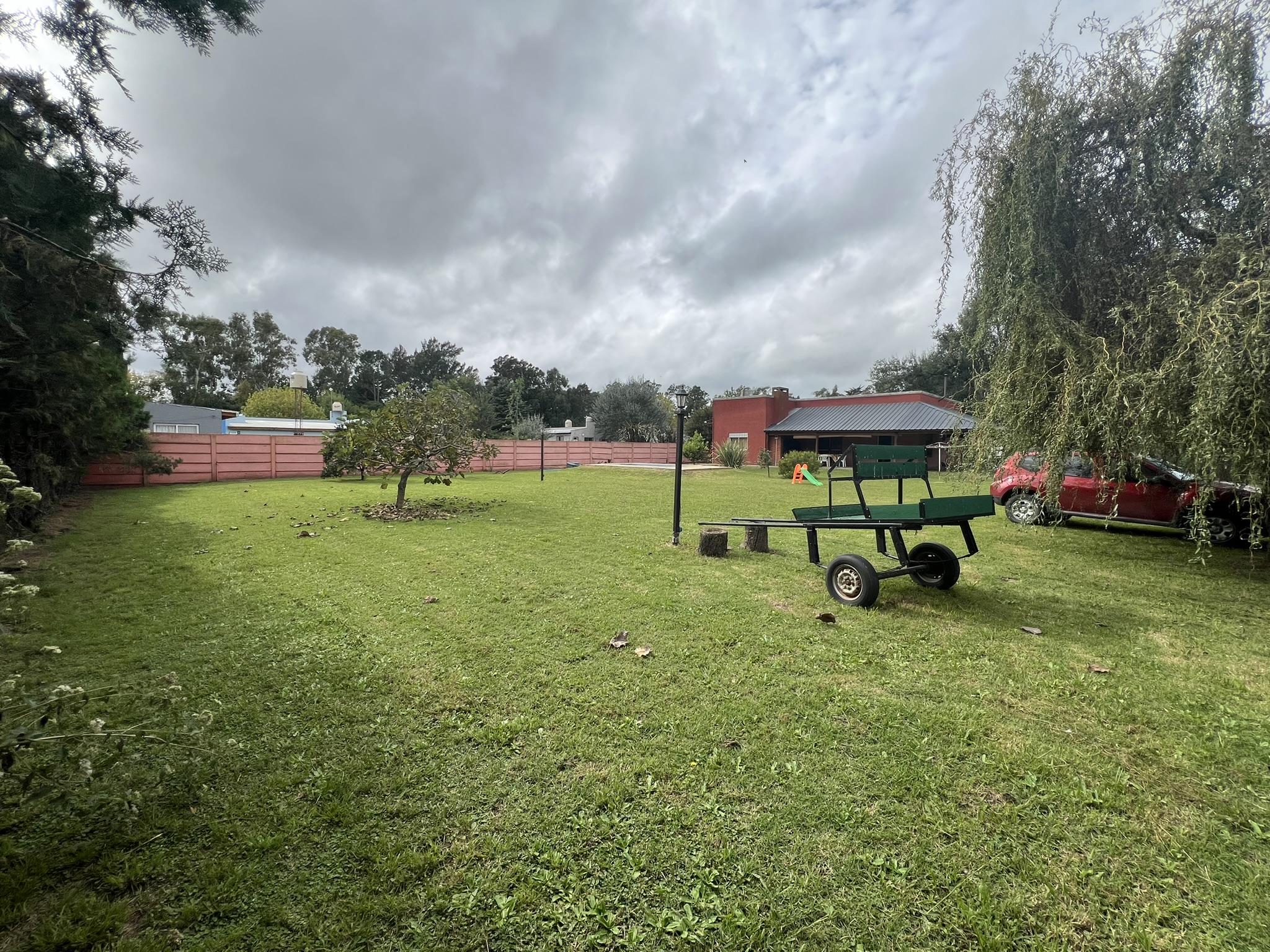 "Tranquilidad y Comodidad en Barrio Parque: Espacio Verde con Casa Amplia, Galería y Piscina"