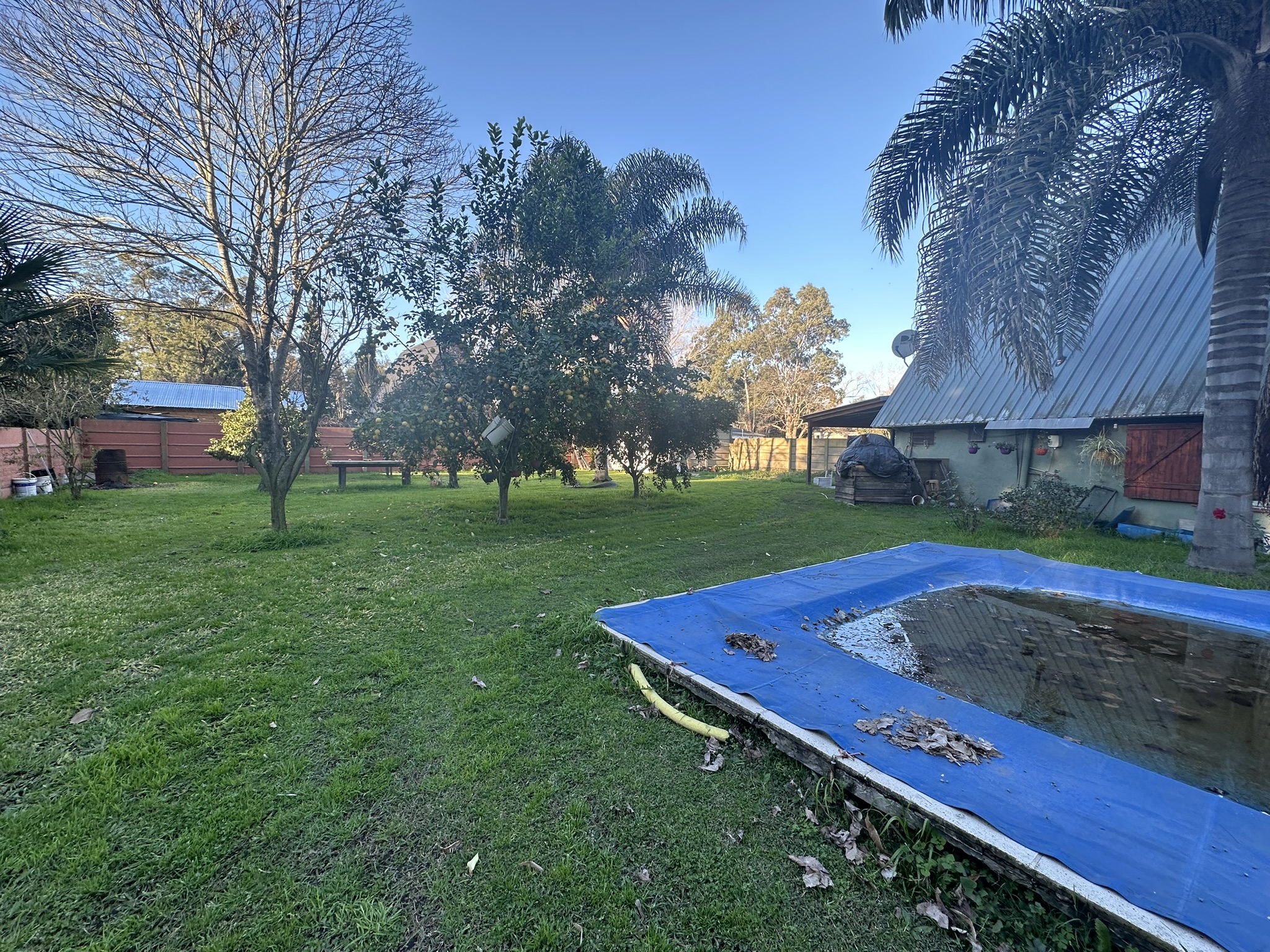 Exclusiva Propiedad en Barrio Parque con Amplio Jardin y Piscina