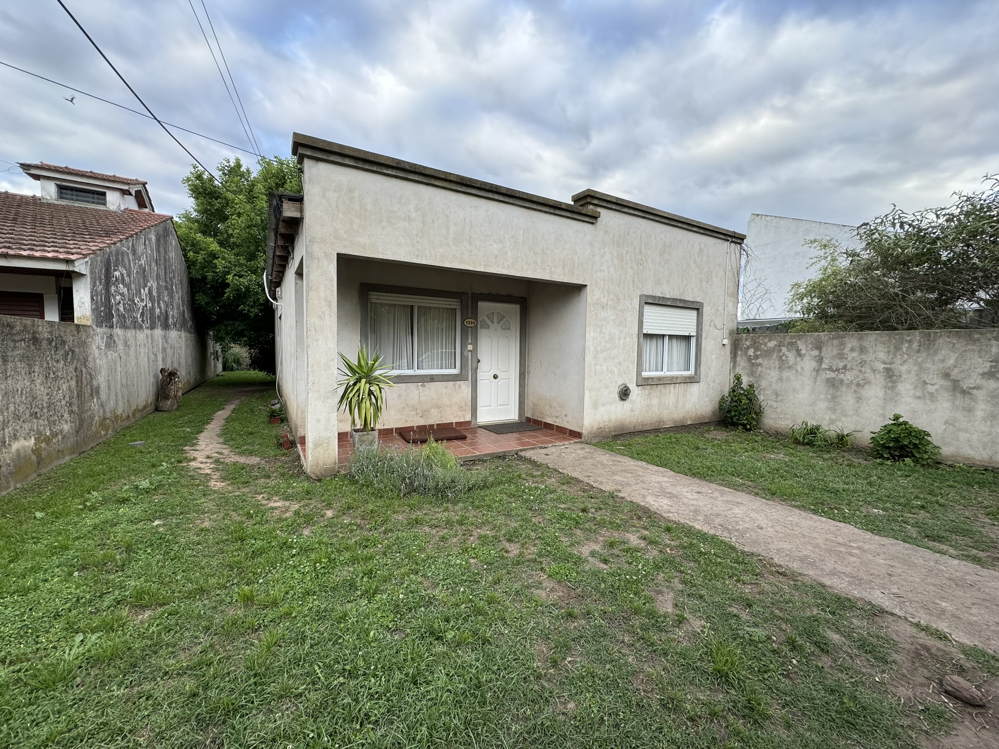 Casa Familiar en Barrio Residencia a una Cuadra de un Nuevo Barrio en Desarrollo"