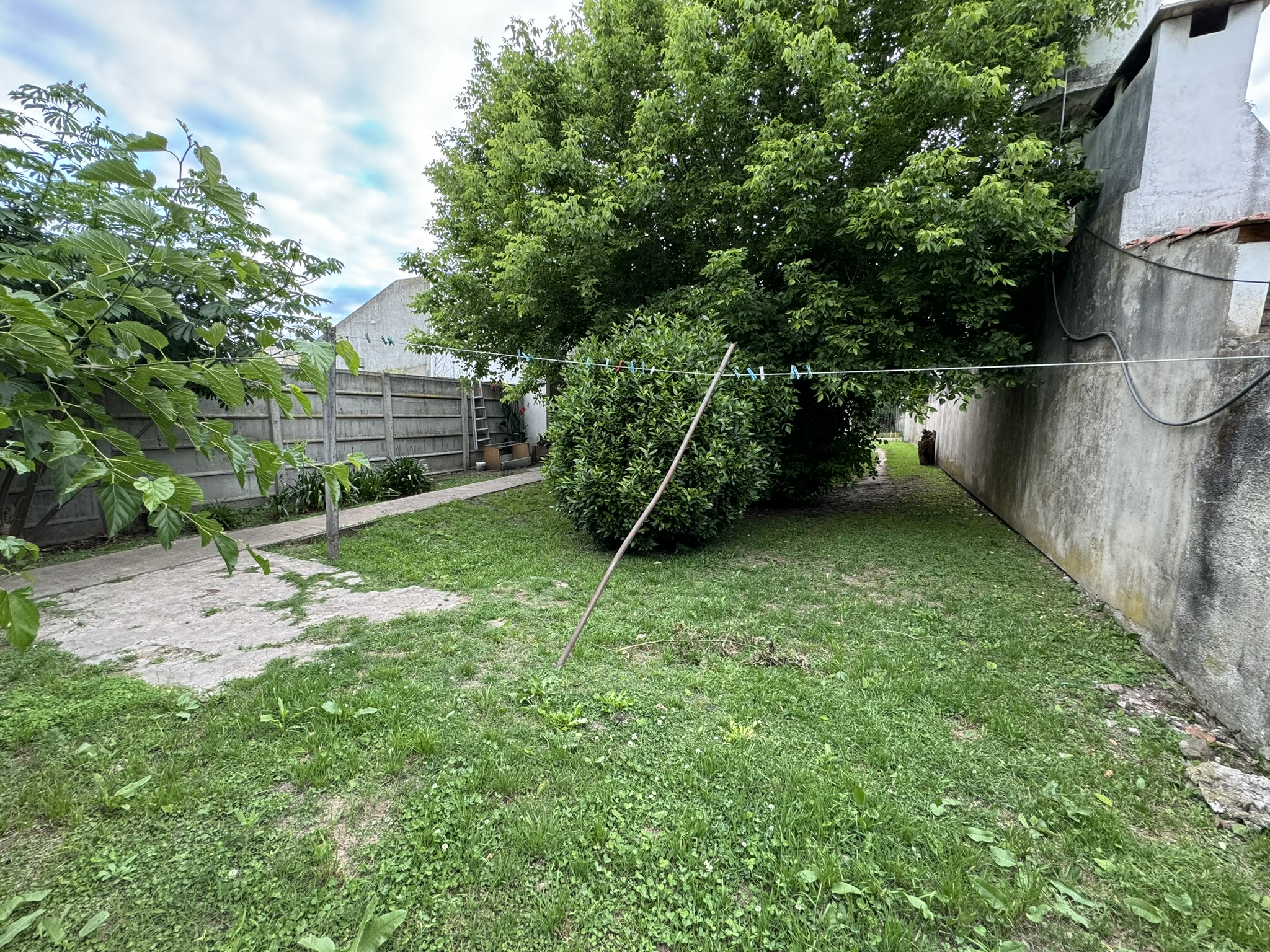 Casa Familiar en Barrio Residencia a una Cuadra de un Nuevo Barrio en Desarrollo"