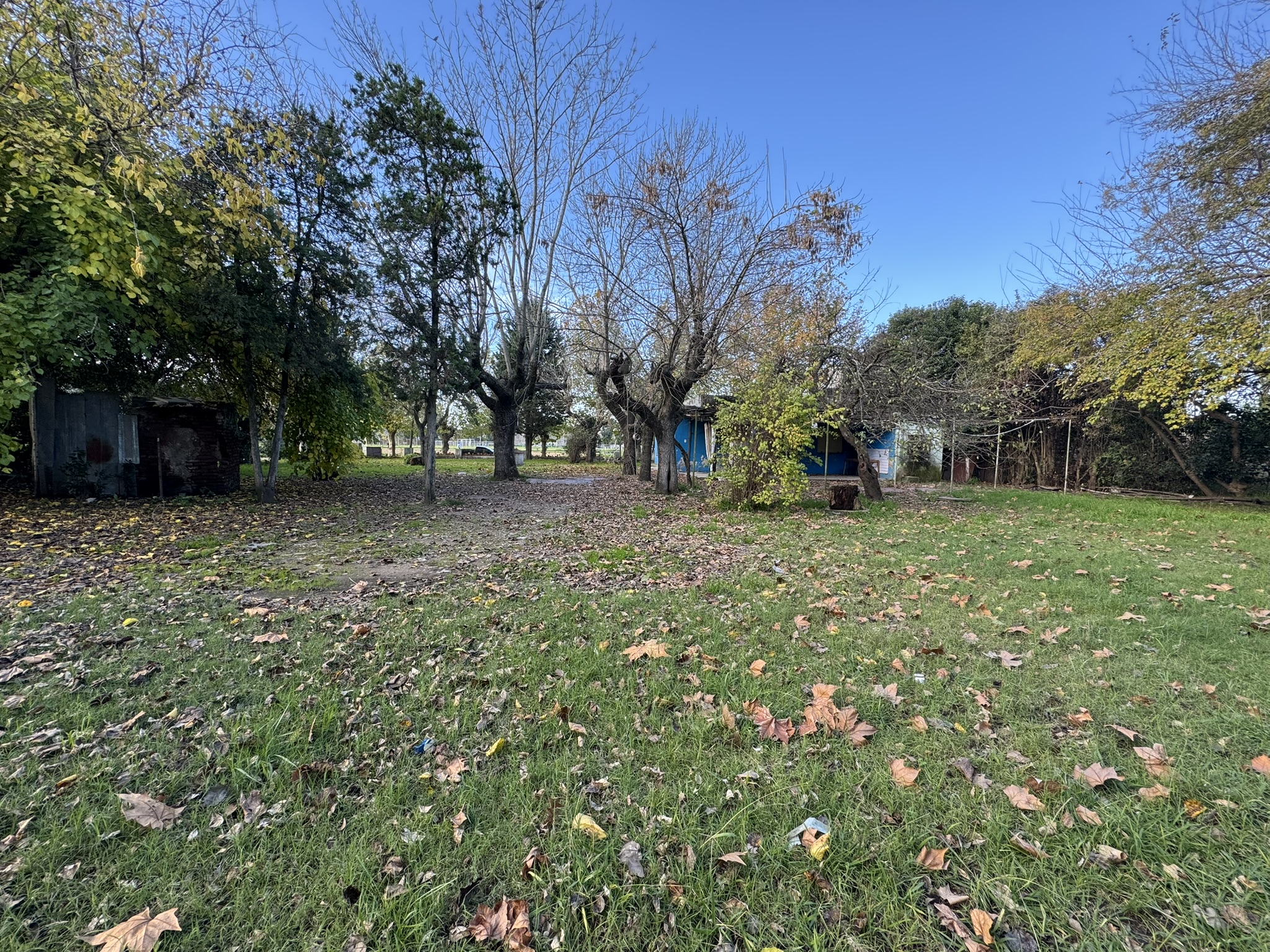 Terreno en esquina con casa a refaccionar frente al polideportivo